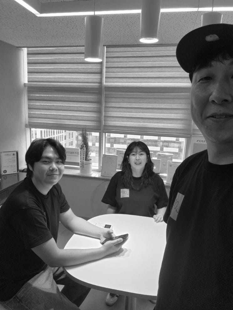 포티어 팀 — 사무실 미팅 테이블에서