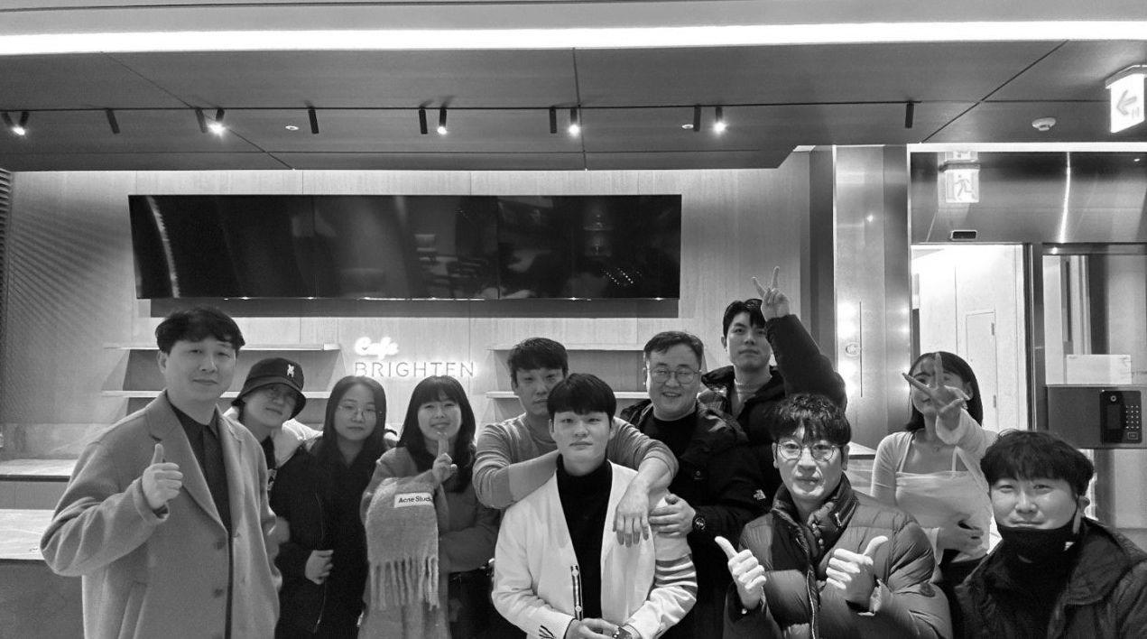 포티어 팀 — 카페 브라이튼 앞에서 다 함께