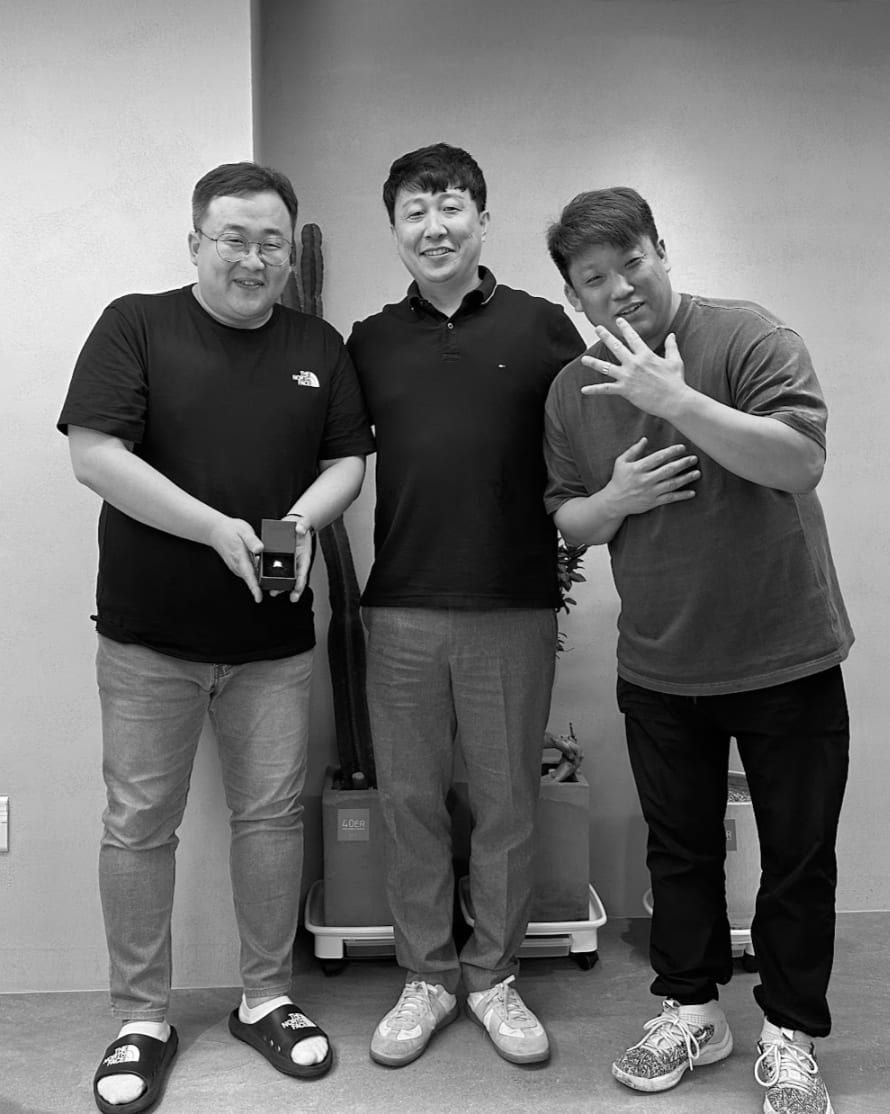 포티어 팀 — 사무실에서 반지와 함께한 축하의 순간