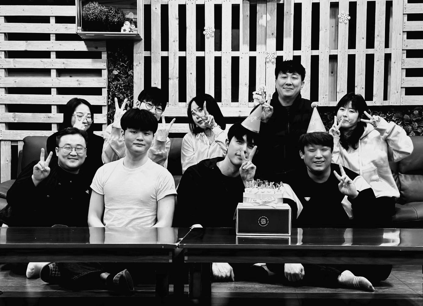 포티어 팀 — 생일 축하 자리에 함께 모인 모습